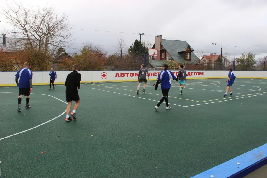 В Павлово полицейские сыграли в мини-футбол с воспитанниками санаторного детского дома