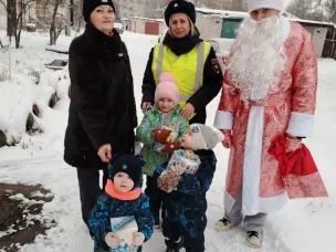 Павловские полицейские совместно с общественниками приняли участие в акции «Полицейский Дед Мороз» и вручил детям новогодние подарки