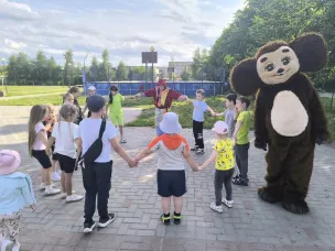 «У летних ворот – веселый хоровод»