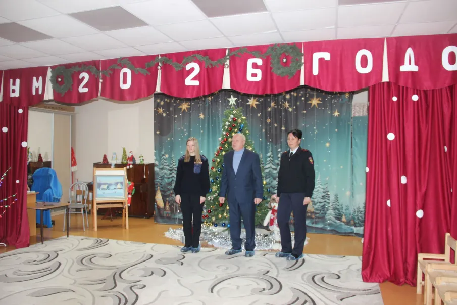 В рамках акции «Полицейский Дед Мороз» павловские полицейские и общественники встретились с воспитанниками подшефного учреждения