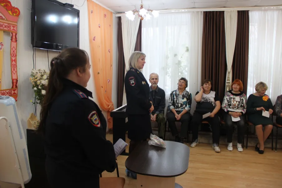 Сотрудники Павловской полиции посетили центр социального обслуживания граждан пожилого возраста и инвалидов