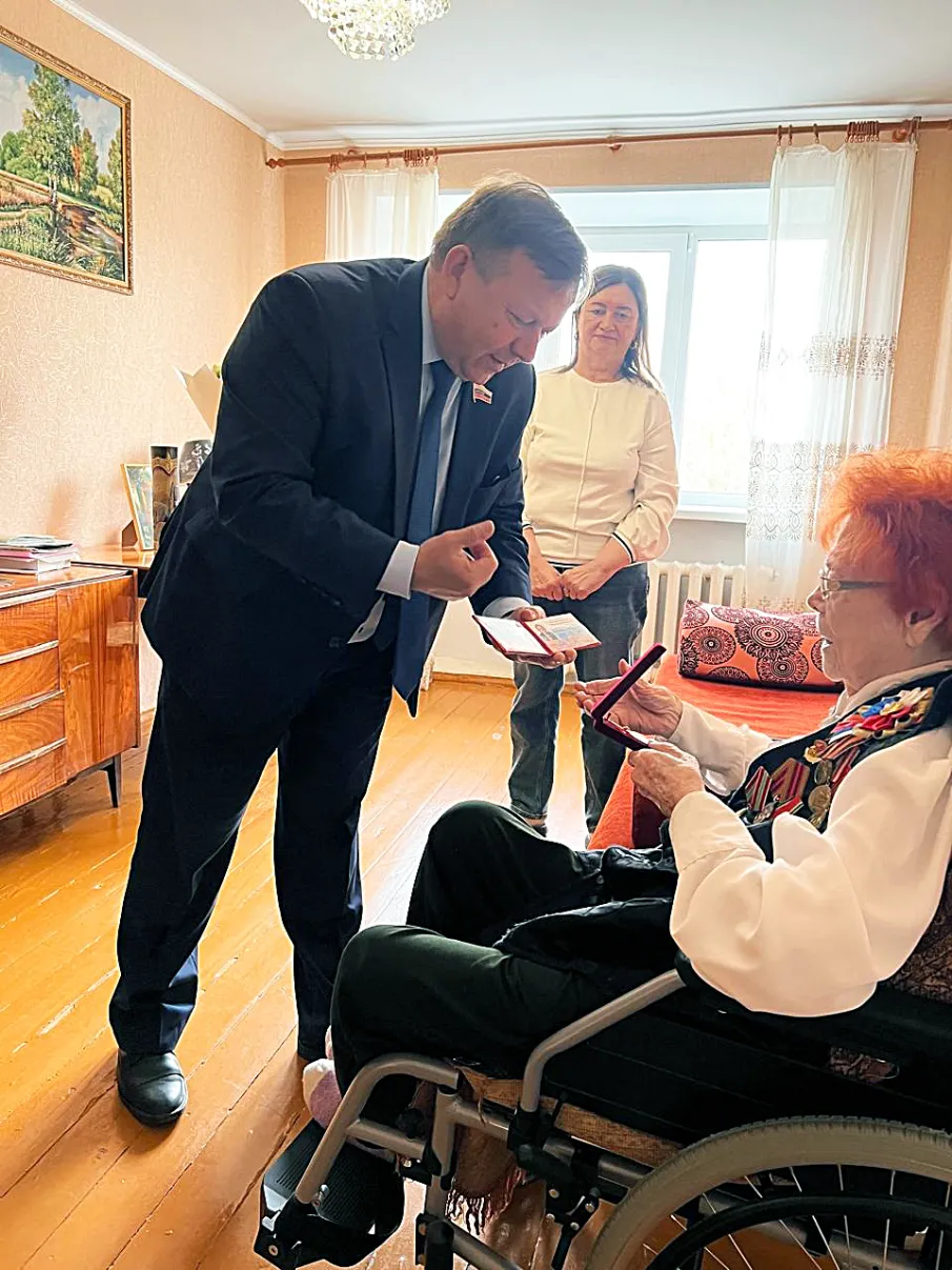 Ветеранам Великой Отечественной войны Павловского округа вручили удостоверения почетных граждан.