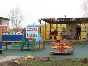 Детская площадка, футбольная площадка и тренажерная воркаут-площадка обустроены на территории Павловского детского дома при поддержке Павловского автобусного завода.