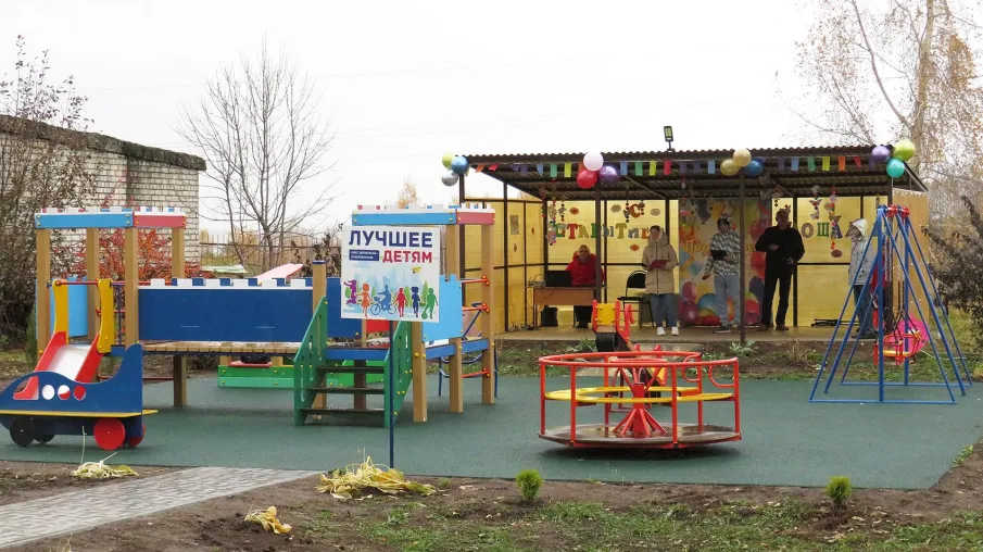 Детская площадка, футбольная площадка и тренажерная воркаут-площадка обустроены на территории Павловского детского дома при поддержке Павловского автобусного завода.