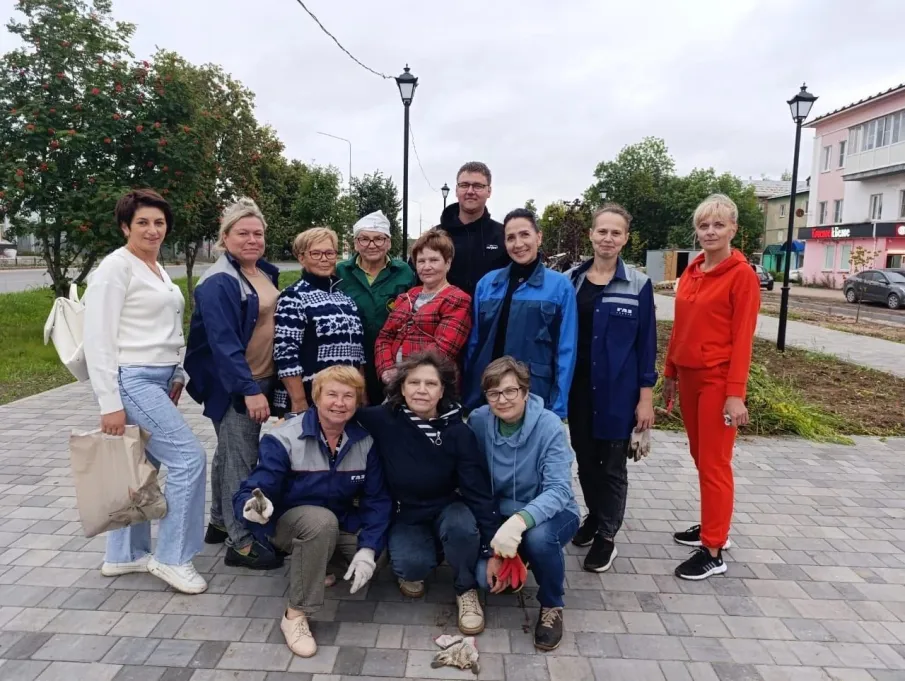 Сотрудники Павловского автобусного завода провели субботник в сквере на улице Суворова