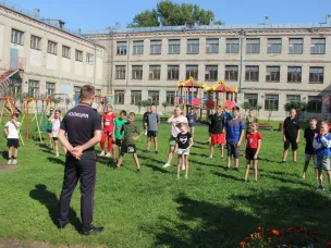 Павловские полицейские и общественники провели «Зарядку со стражем порядка» с воспитанниками Павловского санаторного детского дома