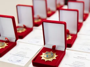 11 нижегородским матерям бойцов СВО вручили почетные знаки «Признание». Две из них – павловчанки.