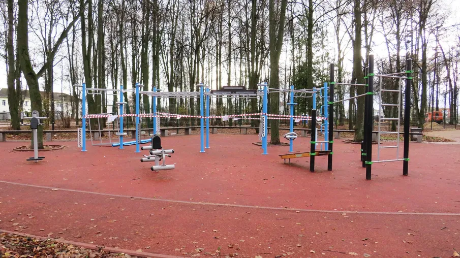 Работы по благоустройству в парке имени 40-летия ВЛКСМ не затихают.