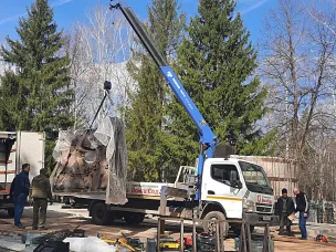 Продолжаются работы по восстановлению памятника на центральном кладбище в Павлове.
