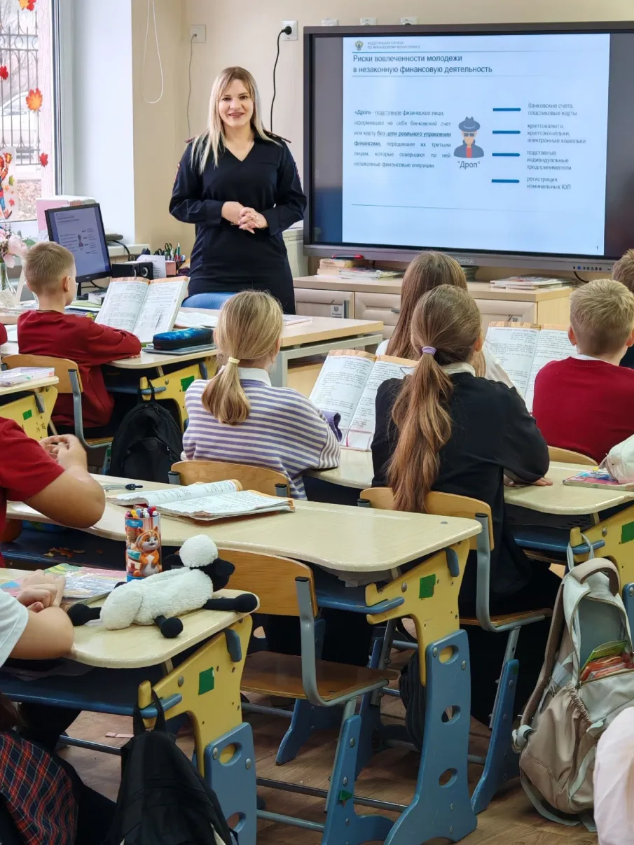В рамках Единого дня профилактики безнадзорности и правонарушений несовершеннолетних начальник по делам несовершеннолетних разъяснила школьника кто такие «Дроперы»