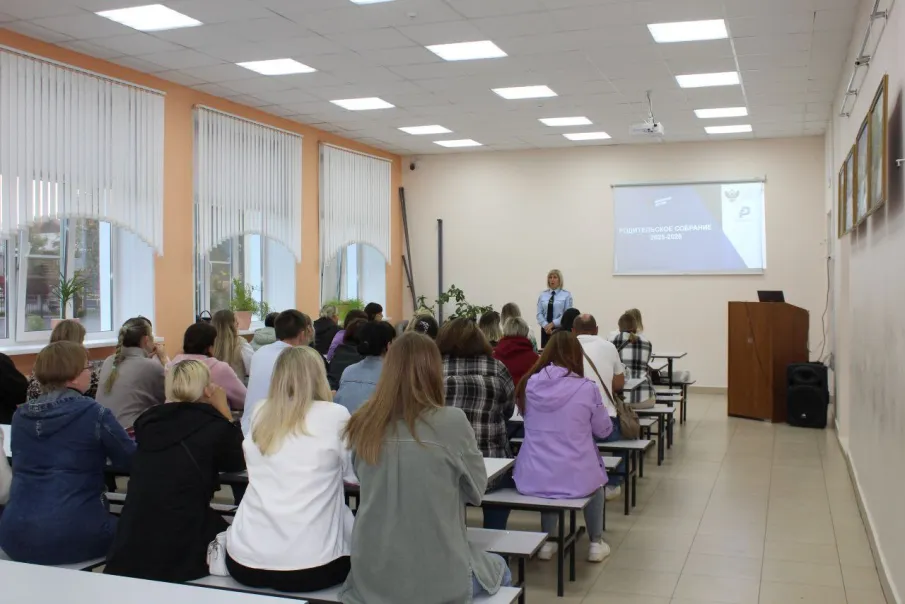 В рамках Единого дня безопасности дорожного движения Павловские полицейские проводят беседы в школах
