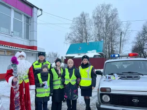 Сотрудники Павловской Госавтоинспекции совместно с «Полицейским Дедом Морозом» и общественниками провели акцию «Письмо водителю»