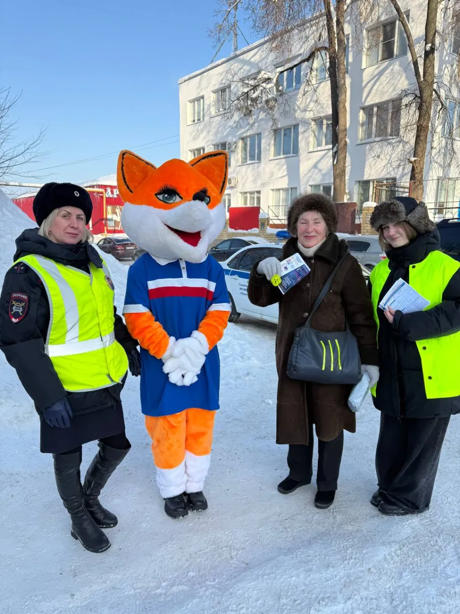 Сотрудники Павловской Госавтоинспекции провели мероприятие совместно с Общественный советом и ЮИД МАОУ СШ № 3 г. Павлово «Внимание, пешеход!»