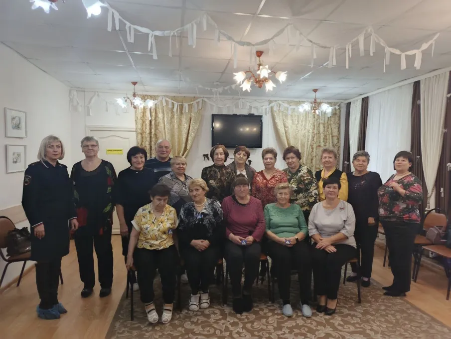 В Павлово сотрудники ГИБДД провели акцию «Засветись» для старшего поколения