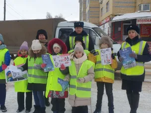 14 декабря 2023 года в Павлово на оживленном нерегулируемом пешеходном переходе сотрудники Павловской Госавтоинспекции совместно с общественным советом и учениками  МАОУ СШ № 3  провели разъяснительную работу с участниками дорожного движения о неукоснительном соблюдении ПДД в зимний период