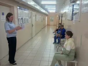 Сотрудники Госавтоинспекции провели профилактическое мероприятие в родильном доме в рамках акции «Лето- это маленькая жизнь»