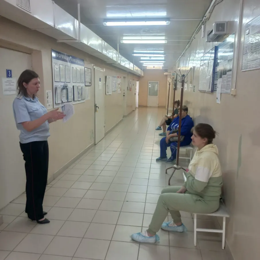 Сотрудники Госавтоинспекции провели профилактическое мероприятие в родильном доме в рамках акции «Лето- это маленькая жизнь»