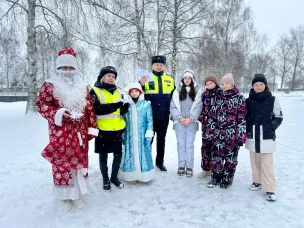 Сотрудники павловской Госавтоинспекции совместно с отрядом ЮИД и общественниками поздравили водителей с наступающим Новым Годом