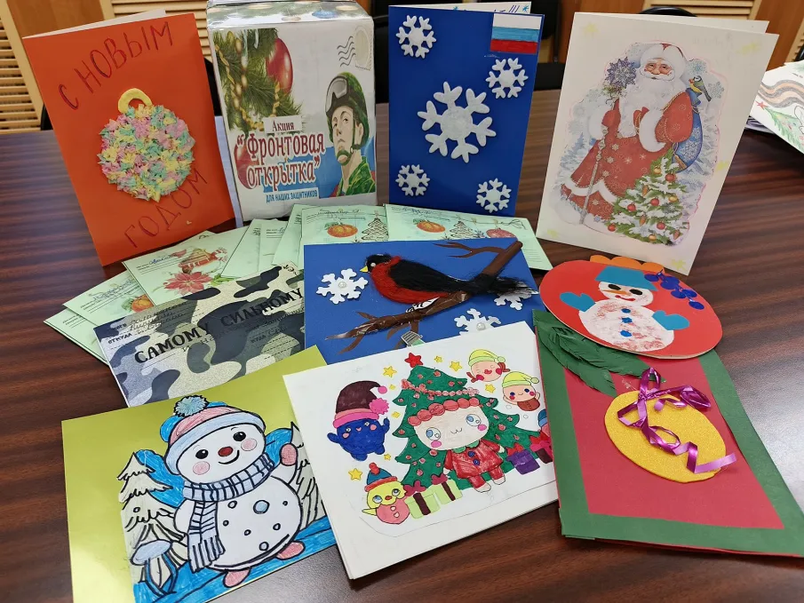 Более 2000 открыток и писем с новогодними поздравлениями и сладкие подарки от детей Павловского округа отправятся к нашим бойцам «за ленточку».