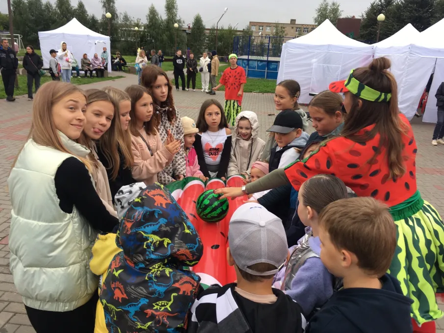 Добрые соседи собрались на праздник