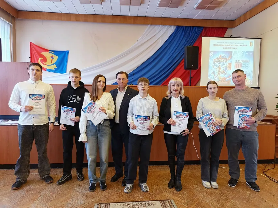 Отличники ГТО!  10 апреля в администрации Павловского округа чествовали тех, кто успешно выполнил нормативы комплекса ГТО по итогам 1–3 кварталов 2025 года и заслужил золотые знаки отличия.