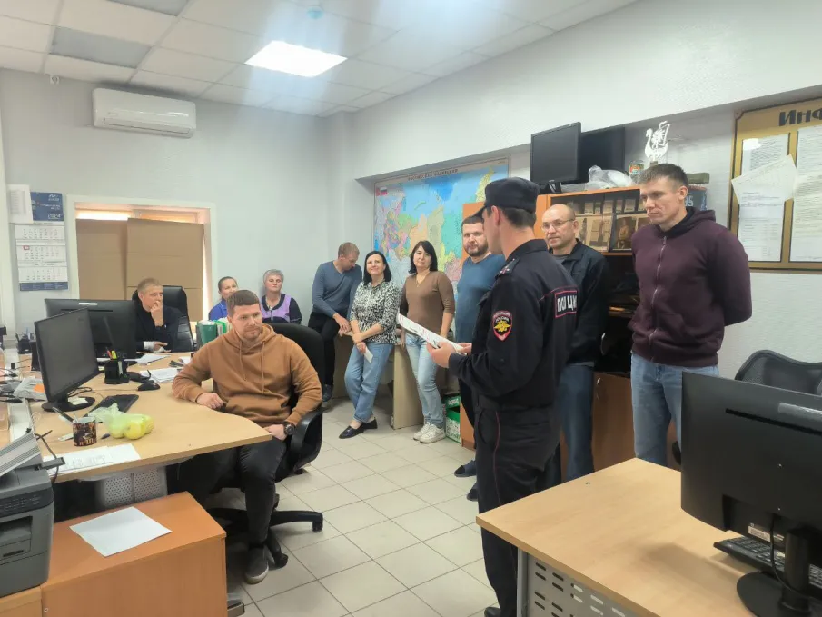 Павловские участковые уполномоченные проводят профилактически беседы по мошенничеству с трудовыми коллективами города и района