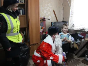 В Сосновском округе полицейский Дед Мороз  вручил детям новогодние подарки