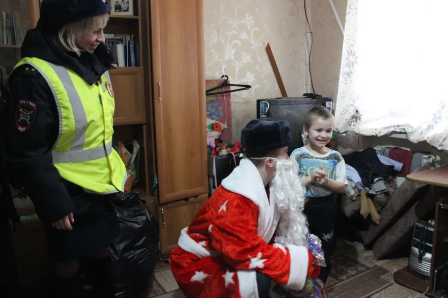 В Сосновском округе полицейский Дед Мороз  вручил детям новогодние подарки