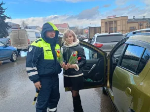 «Дорожное радио-Павлово» и павловские госавтоинспекторы совместно с общественниками провели акцию «Цветы для автоледи»