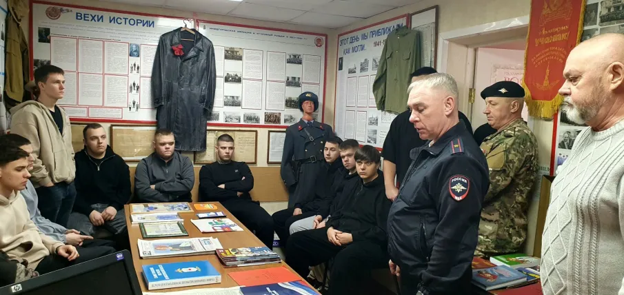 Павловские полицейские присоединились к акции «Студенческий десант»: провели патриотический урок со студентами техникума