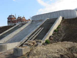 Продолжается благоустройство на набережной в городе Павлово.