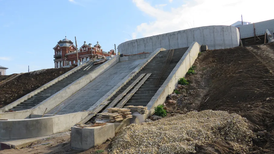 Продолжается благоустройство на набережной в городе Павлово.