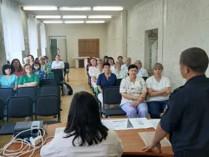 Павловские полицейские и общественники провели встречу с трудовым коллективом Павловского родильного дома