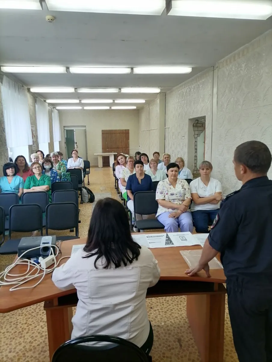 Павловские полицейские и общественники провели встречу с трудовым коллективом Павловского родильного дома