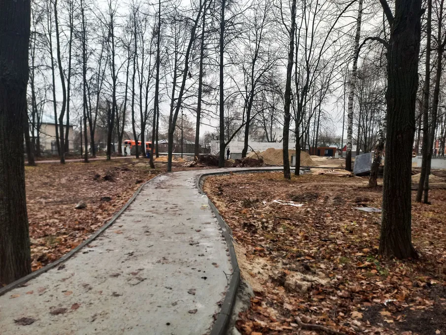 Работы по благоустройству в парке имени 40-летия ВЛКСМ продолжаются.