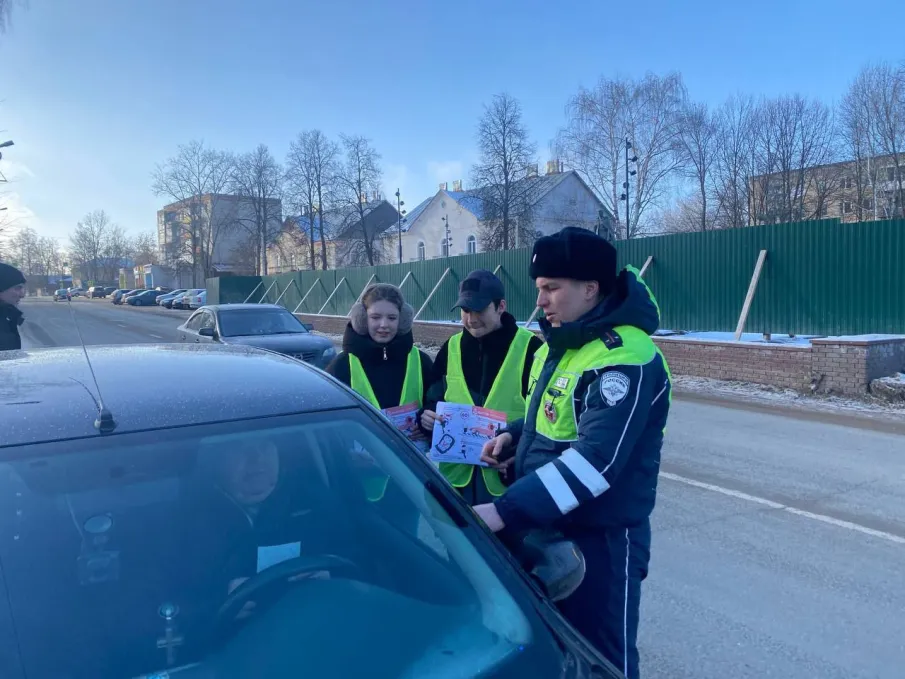 Сотрудники ОГИБДД МО МВД России «Павловский» совместно со студентами Павловского техникума народных художественных промыслов России провели акцию «Пристегнись»