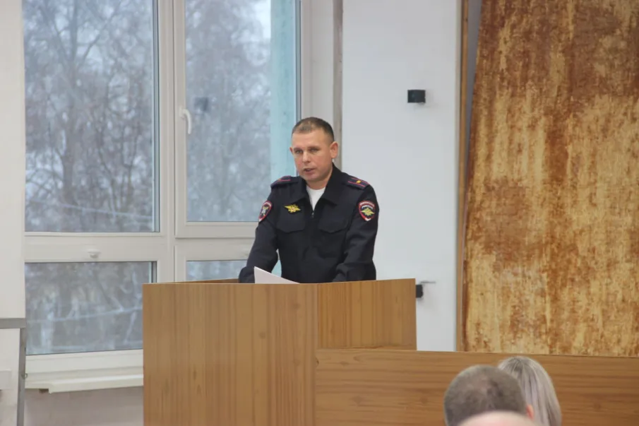 Начальник павловской Госавтоинспекции провел беседу на градообразующем предприятии в рамках профилактической акции «Зимние каникулы»