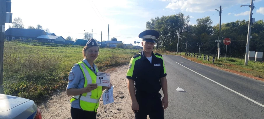 Сотрудники ОГИБДД МО МВД России «Павловский» совместно с представителями ОАО РЖД, представителями администрации Павловского МО, провели акцию «Внимание, железнодорожный переезд!»