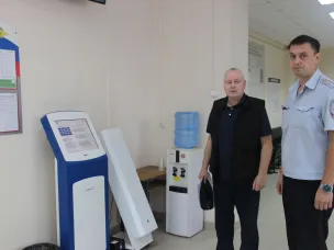 В рамках акции «Гражданский мониторинг» председатель общественного совета при МО МВД России «Павловский» Владимир Захаров проверил работу отделения РЭО ГИБДД