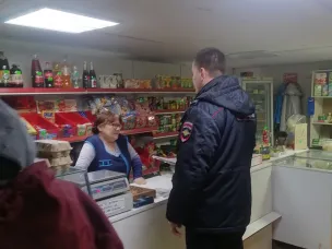 Участковые уполномоченные Павловской полиции провели профилактическую беседу с трудовыми коллективами и посетителями в торговых точках в рамках акции «Не доверяй, а проверяй!»