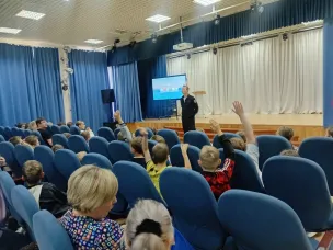 В Павлово госавтоинспекторы и инспектора по делам несовершеннолетних проводят профилактические беседы с детьми в лагерях дневного пребывания