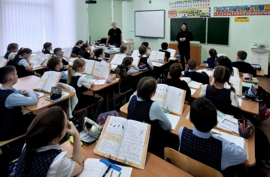 В рамках первого этапа межведомственной комплексной оперативно-профилактической операции «Чистое поколение-2025» сотрудники павловской полиции проводят беседы со школьниками